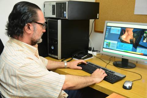 Manuel Burgos en su despacho, mostrando el software.